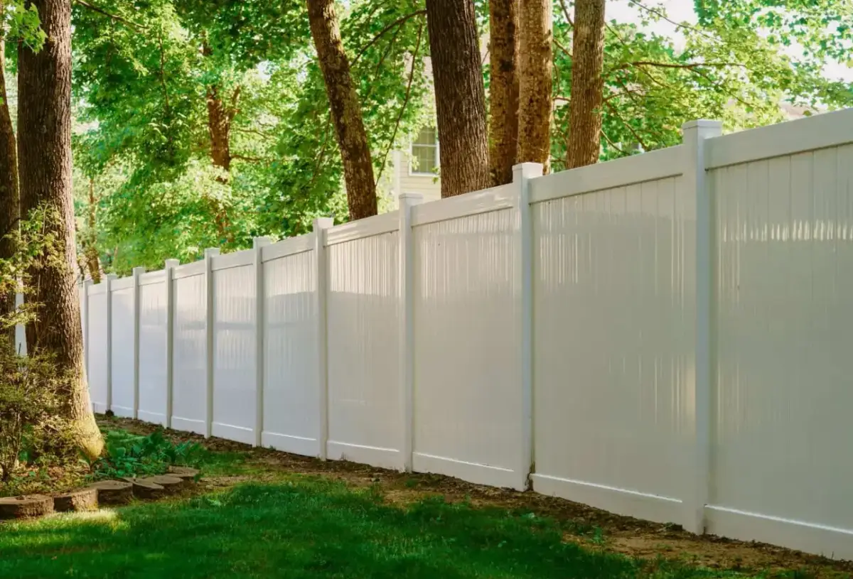 Vinyl fence installed by ProLine Fencing of Kirkland